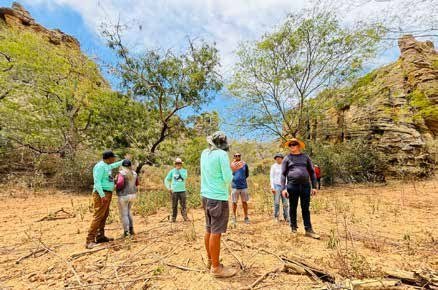 Participantes da expedição em paisagem do Raso da Catarina.