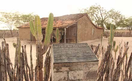 Casa e marco memorial apresentados na matéria sobre o cangaço.