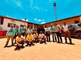 Grupo reunido diante de uma construção durante o terceiro dia; local não identificado na foto.